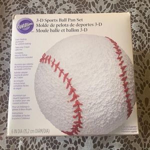New in box Wilton 3-D Sport Ball Pan Cake Mold Set ⚽️ 🏀